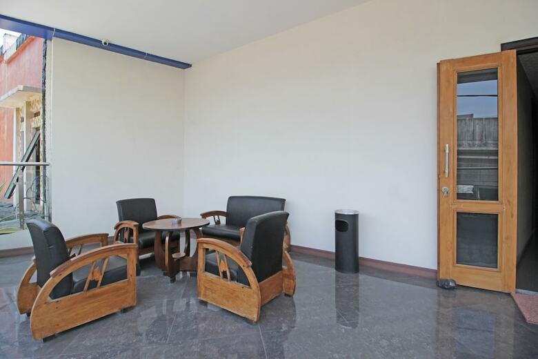 Hotel Reddoorz Near Uns Solo