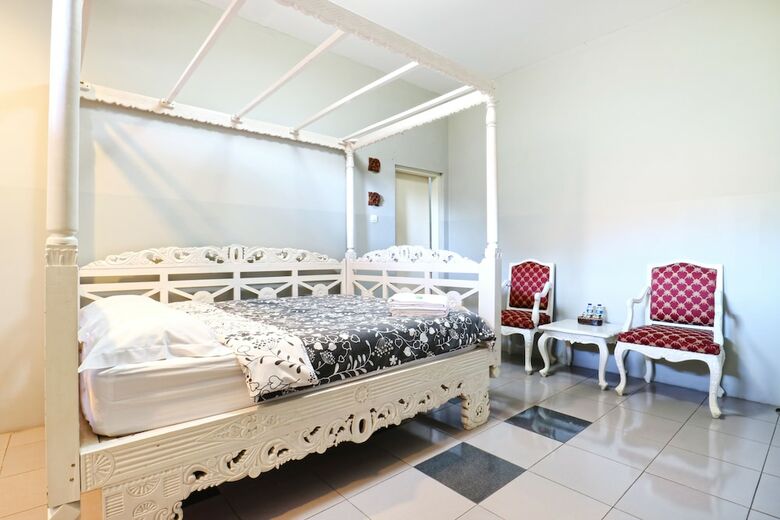 Rose Chamber Bed & Breakfast