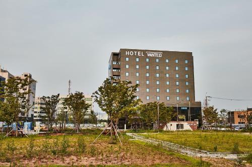 Hotel Wanted
