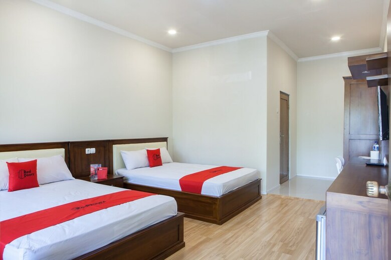 Hotel Reddoorz Plus Near Mall Roxy Banyuwangi