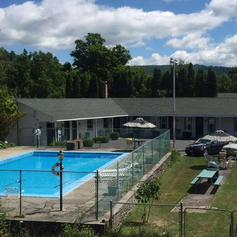 The Colonial Motel