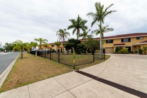 Elegant Waterfront Gem Where The Ocean Meets The Canal!