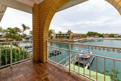 Elegant Waterfront Gem Where The Ocean Meets The Canal!