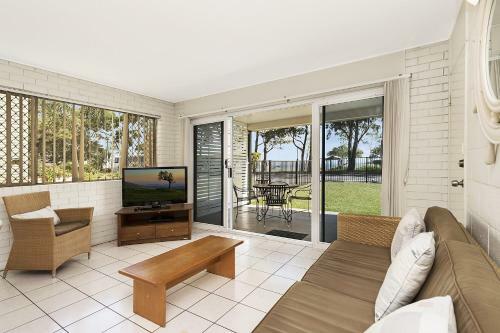 Ground Floor Air Conditioned, Fabulous Waterviews Overlooking Pumicestone Passage