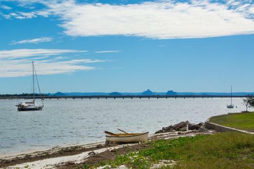 Spectacular Unit Overlooking Pumicestone Passage - Welsby Pde, Bongaree