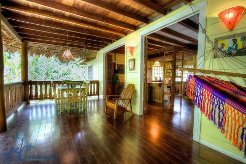 Casa Amarilla Jungle Home Near Punta Uva Beach