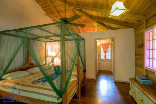 Casa Amarilla Jungle Home Near Punta Uva Beach