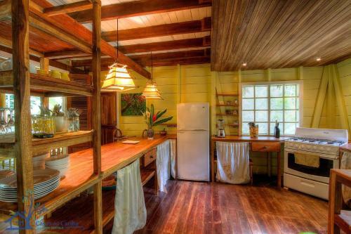 Casa Amarilla Jungle Home Near Punta Uva Beach