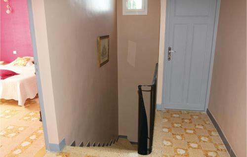 Three-bedroom Holiday Home In Verquieres