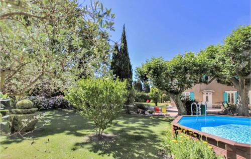Three-bedroom Holiday Home In Verquieres