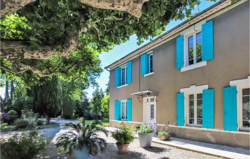 Three-bedroom Holiday Home In Verquieres