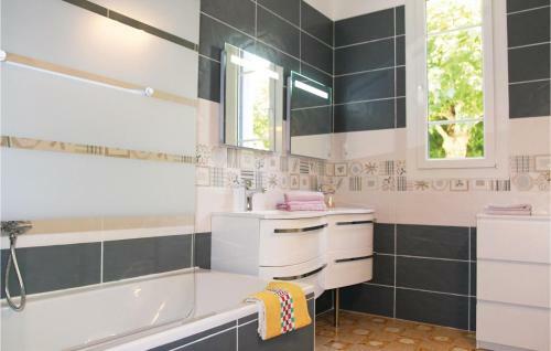 Three-bedroom Holiday Home In Verquieres