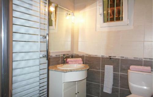 Three-bedroom Holiday Home In Verquieres