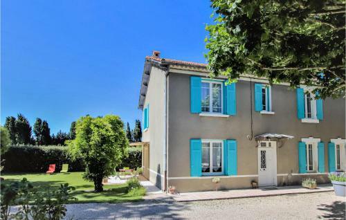 Three-bedroom Holiday Home In Verquieres