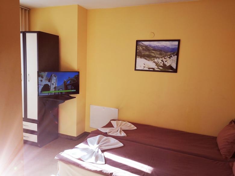 Riskyoff Hotel