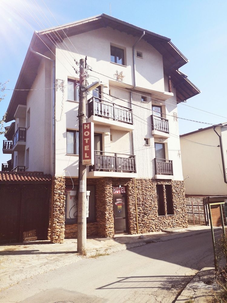 Riskyoff Hotel