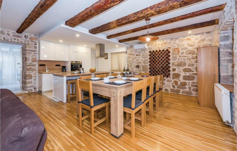 Nine-bedroom Holiday Home In Kaprije