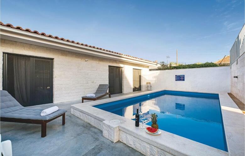 Nine-bedroom Holiday Home In Kaprije