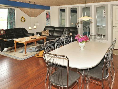 Four-bedroom Holiday Home In Henne 10