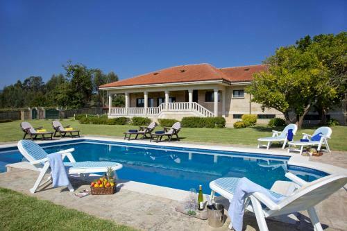 Goian Villa Sleeps 10 Pool