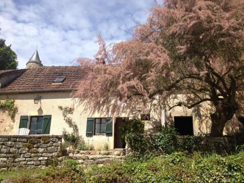 Spacious Farmhouse In Champallement Near Forest