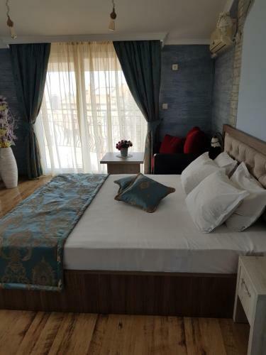 Hostal Vromos Guest House