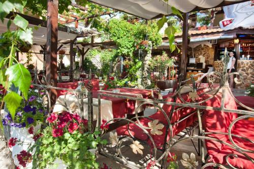 Hostal Vromos Guest House