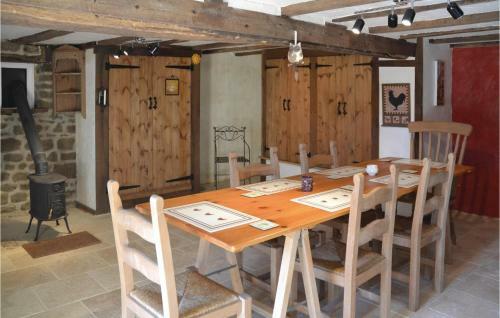 Three-bedroom Holiday Home In Colombiers Du Plessis