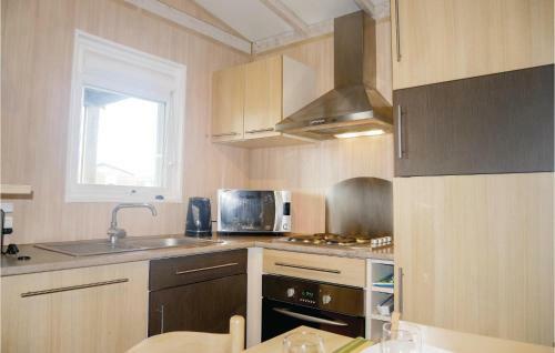 Three-bedroom Holiday Home In Grandcamp Maisy