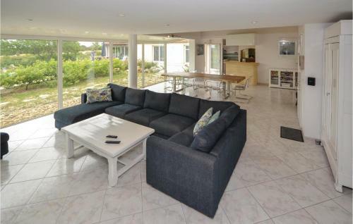 Five-bedroom Holiday Home In Poulx