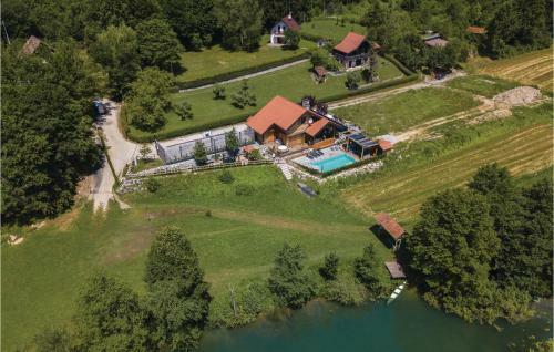 Three-bedroom Holiday Home In Gornji Zvecaj