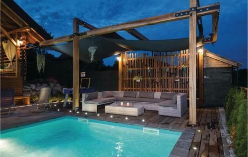 Three-bedroom Holiday Home In Gornji Zvecaj
