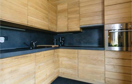 Three-bedroom Holiday Home In Gornji Zvecaj