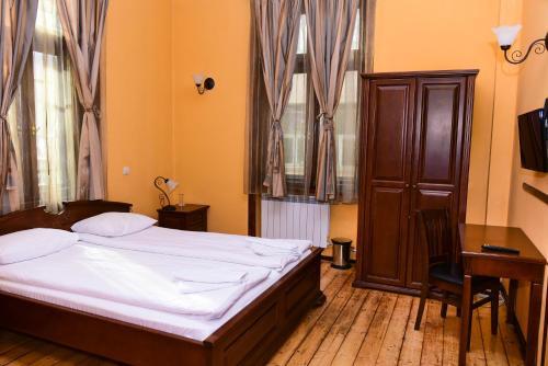 Hostal L'opera Guest House