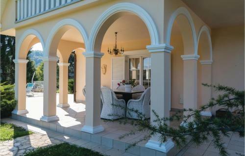 Three-bedroom Holiday Home In Donji Zbilj