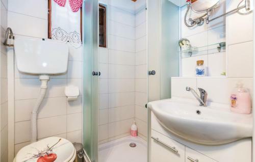Two-bedroom Holiday Home In Trosmarija