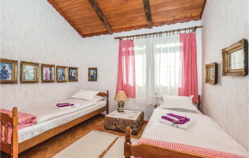 Two-bedroom Holiday Home In Trosmarija