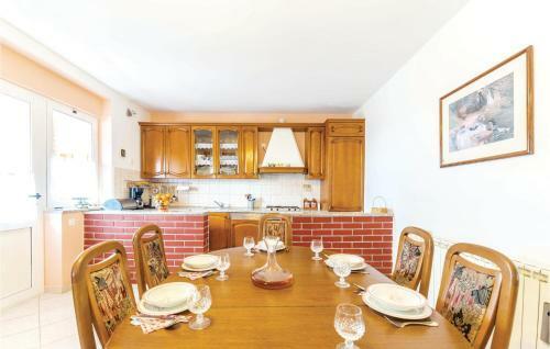 Four-bedroom Holiday Home In Benkovac