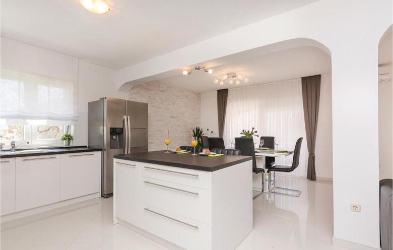 Four-bedroom Holiday Home In Suhovare