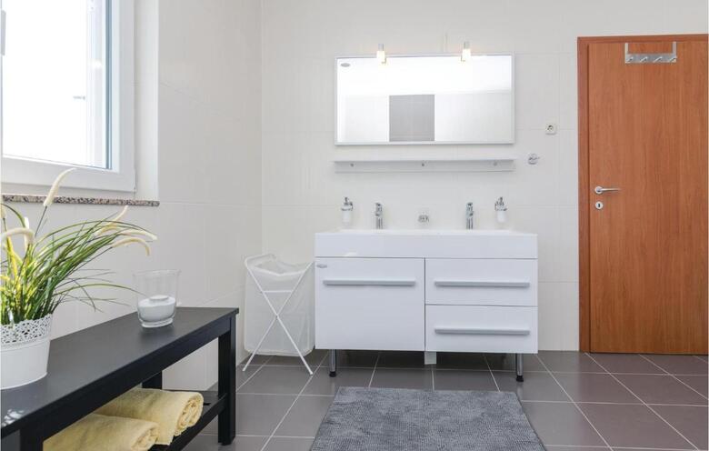 Four-bedroom Holiday Home In Suhovare