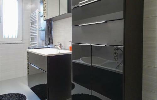 Three-bedroom Holiday Home In Preserje