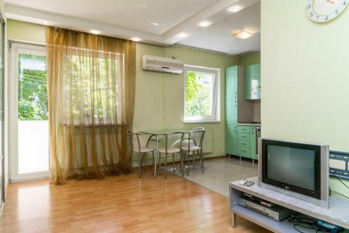 Apartment On Dovzhenka 3