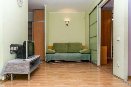 Apartment On Dovzhenka 3