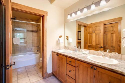 3101 Champagne Lodge, Trappeur's Crossing