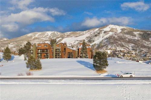 West Condominiums - W3301