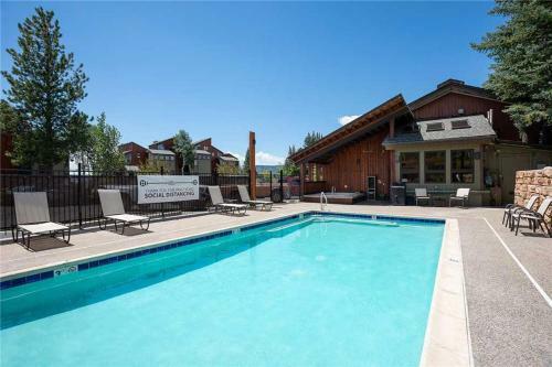 West Condominiums - W3224