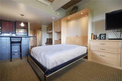 West Condominiums - W3224