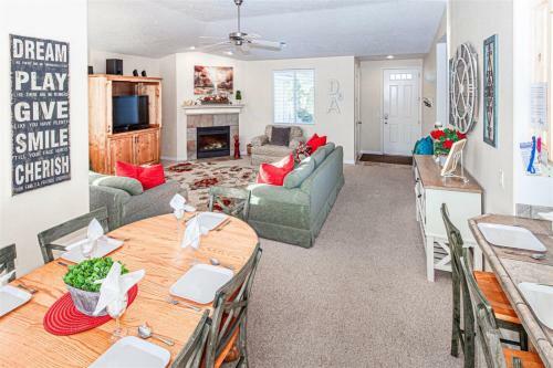 1714 Lp Elevator Access, Pack N` Play, High Chair, Stroller, Games, Pool Views And More