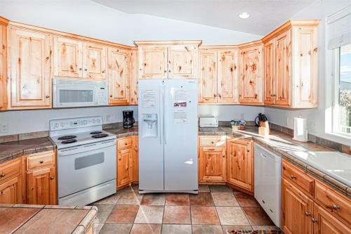 1714 Lp Elevator Access, Pack N` Play, High Chair, Stroller, Games, Pool Views And More