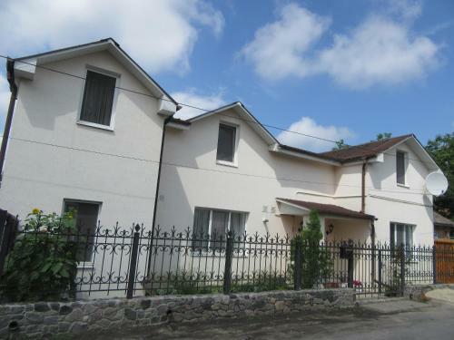 Hostal Crystal Guest House